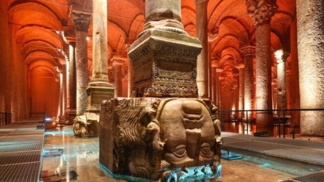 Cisterna da Basílica, em Istambul, guarda 336 colunas e 80 mil m³ de água, revelando a engenharia bizantina oculta sob a cidade.