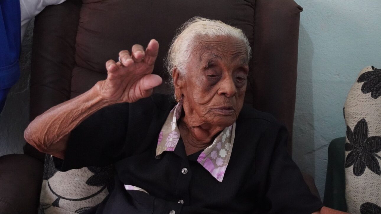 A los 111 años, doña Sebastiana vive sola en el Jardín Ângela y recibe visitas de la UBS, convirtiéndose en símbolo de longevidad y autonomía en São Paulo.