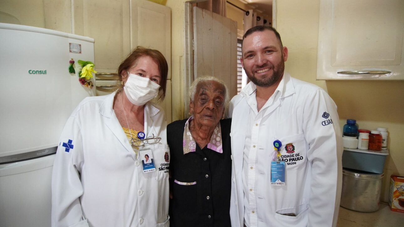 A los 111 años, doña Sebastiana vive sola en el Jardín Ângela y recibe visitas de la UBS, convirtiéndose en símbolo de longevidad y autonomía en São Paulo.