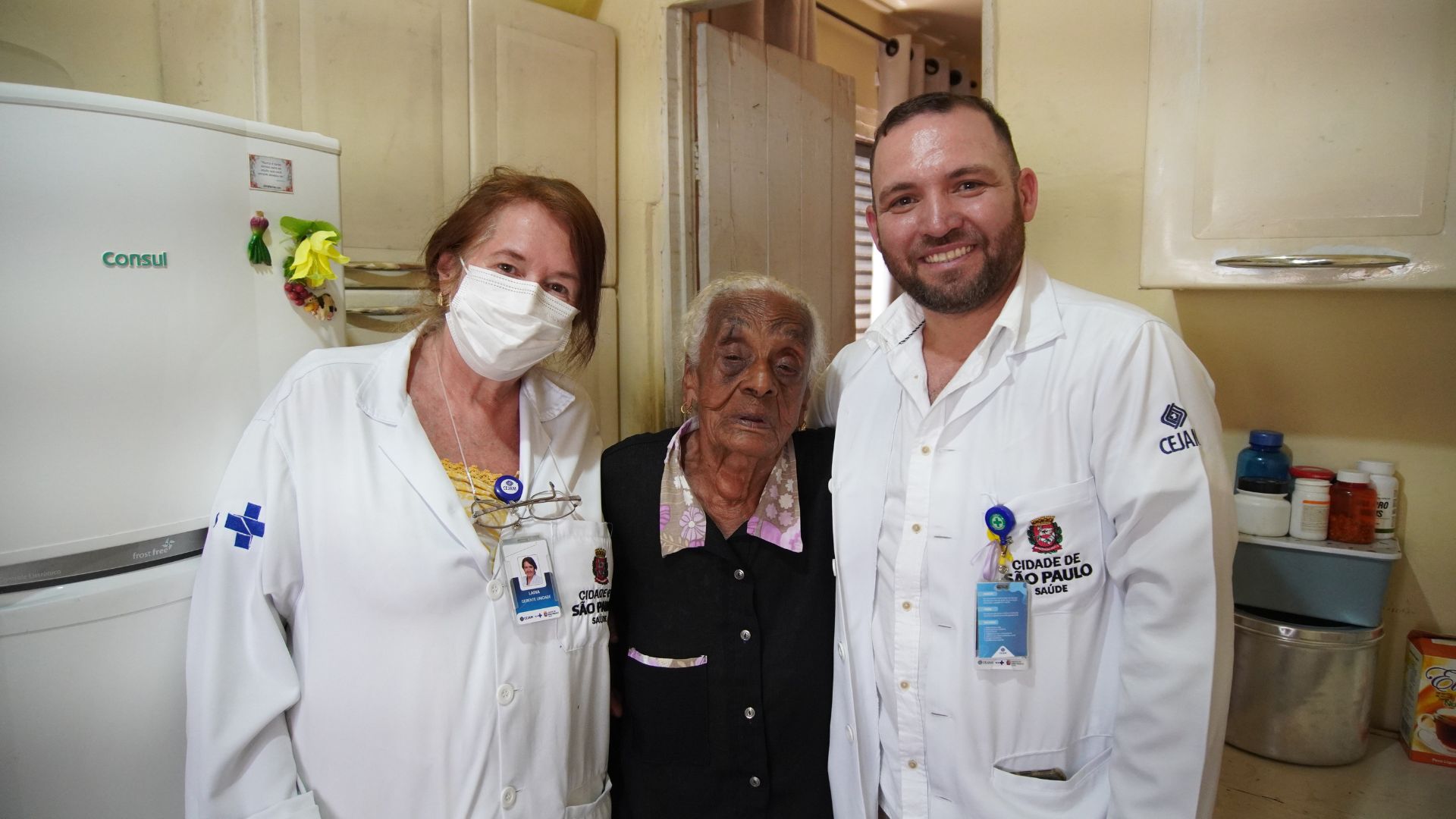 Aos 111 anos, dona Sebastiana mora sozinha no Jardim Ângela e recebe visitas da UBS, tornando-se símbolo de longevidade e autonomia em São Paulo.