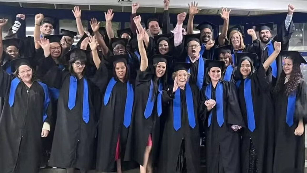 Alfabetizada a los 85, Iolanda concluye la educación media a los 91 y debuta en Nutrición con beca integral en la Universidad Guarulhos.