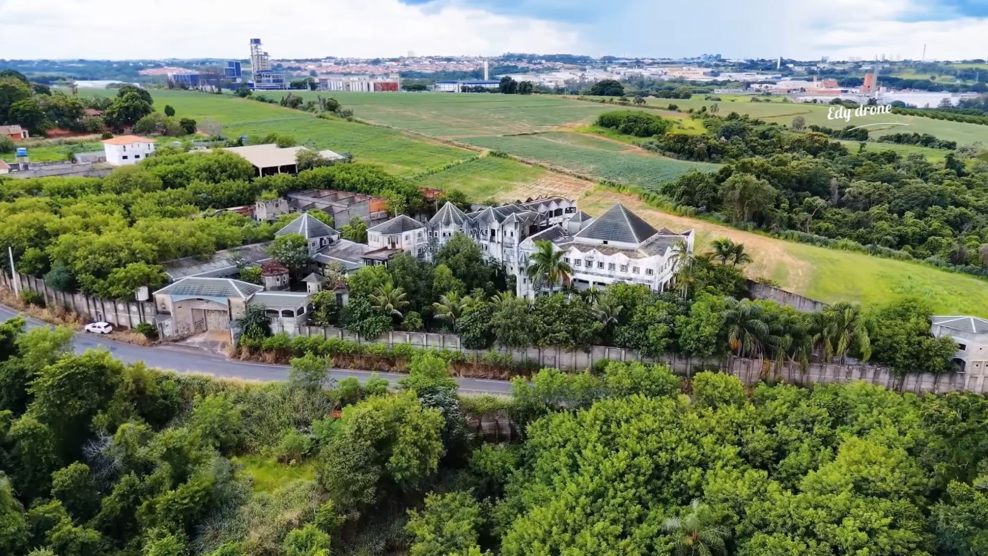 Mansão de José Rico em Limeira, com 100 quartos e terreno de 48 mil m², segue abandonada e pode virar museu e polo cultural no interior paulista.