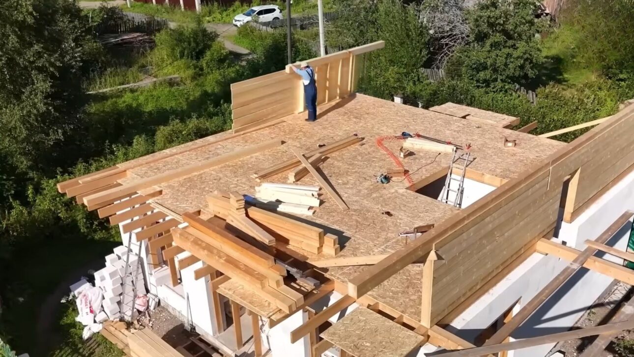 Hombre construye casa solo en 500 días, invierte 20% más y promete ahorrar 50% en energía y 90% en mantenimiento.