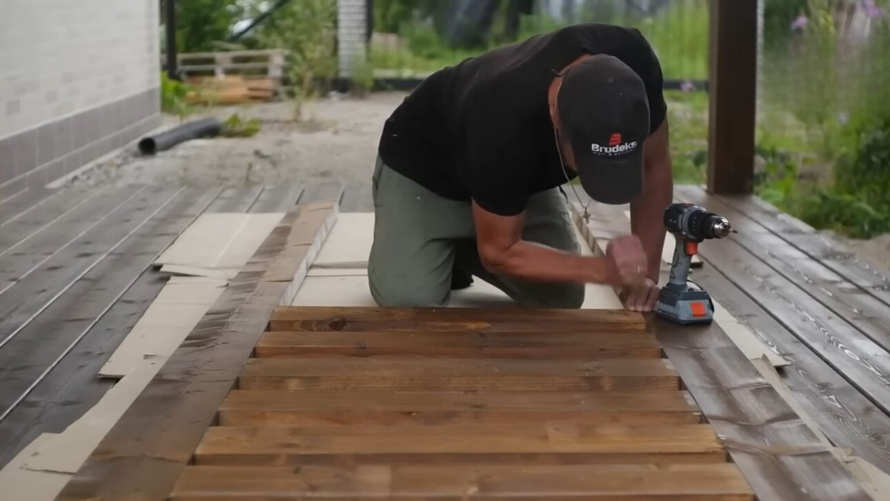 Hombre construye casa solo en 500 días, invierte 20% más y promete ahorrar 50% en energía y 90% en mantenimiento.