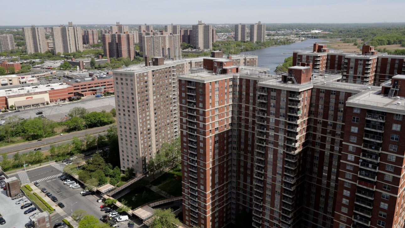 Co-op City, no Bronx, reúne 15 mil apartamentos, 50 mil moradores, escolas, shoppings e usina própria que resistiu ao furacão Sandy.