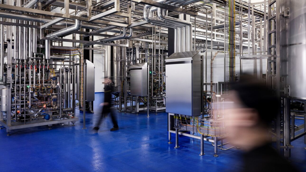 Empresa finlandesa Solar Foods produce 160 toneladas por año de proteína a partir de CO₂ y electricidad, con aprobación en Singapur.