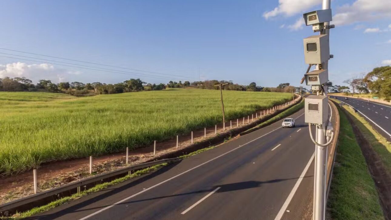 Radar con IA ya aplica miles de multas en SP y MG, flagra cinto y celular y reduce accidentes en rodovias monitoradas.