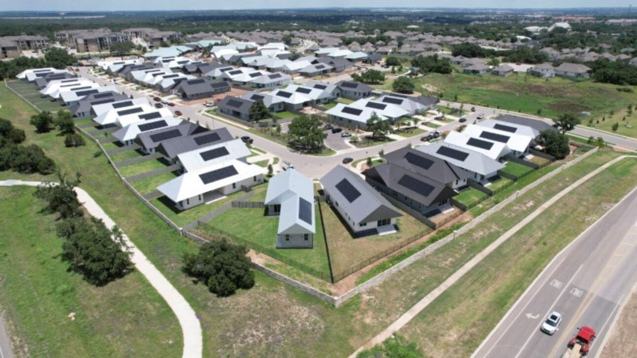 Barrio en Texas utiliza impresoras 3D gigantes para erigir casas con concreto especial, reducir residuos y acelerar la construcción civil.