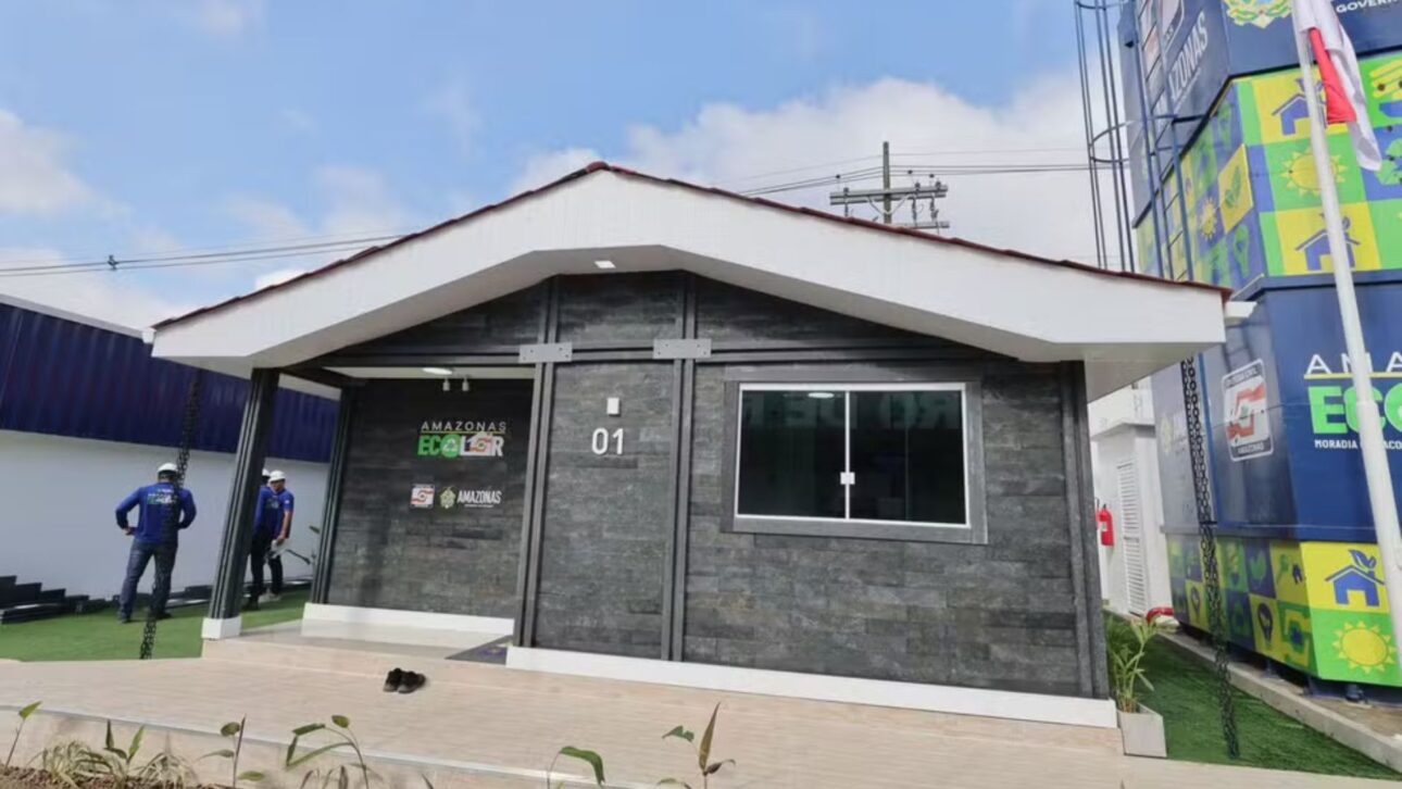 Gobierno de Amazonas inicia construcción de casas de plástico reciclado que están listas en cinco días, con 50 m² y producción local en Manaus.