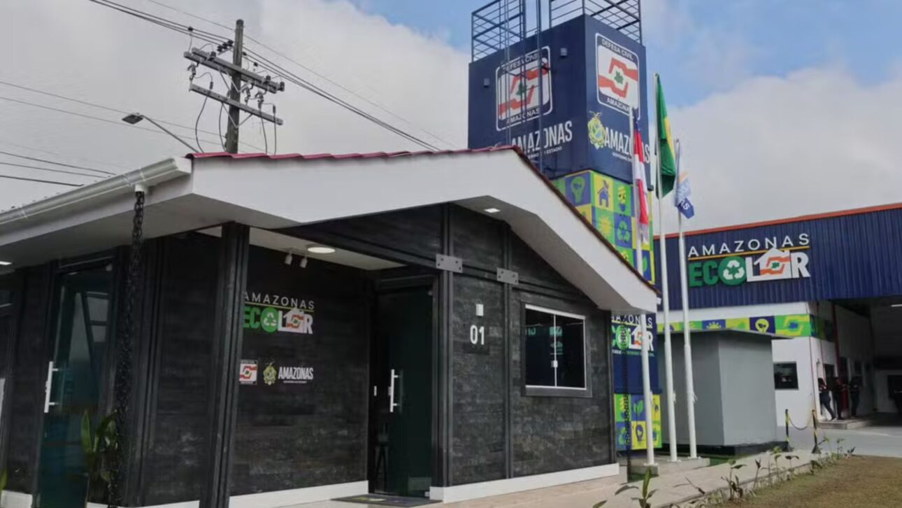 Gobierno de Amazonas inicia construcción de casas de plástico reciclado que están listas en cinco días, con 50 m² y producción local en Manaus.