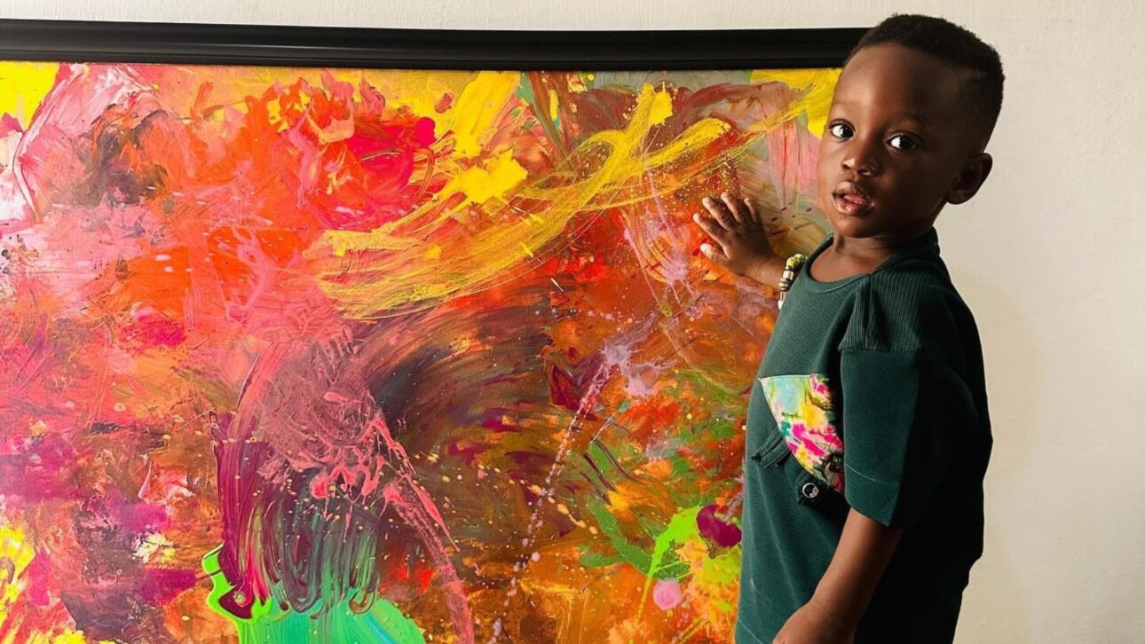 Bebé de Gana entra para o Guinness como artista mais jovem do mundo após vender 9 quadros em museu e gerar debate sobre exposição infantil.