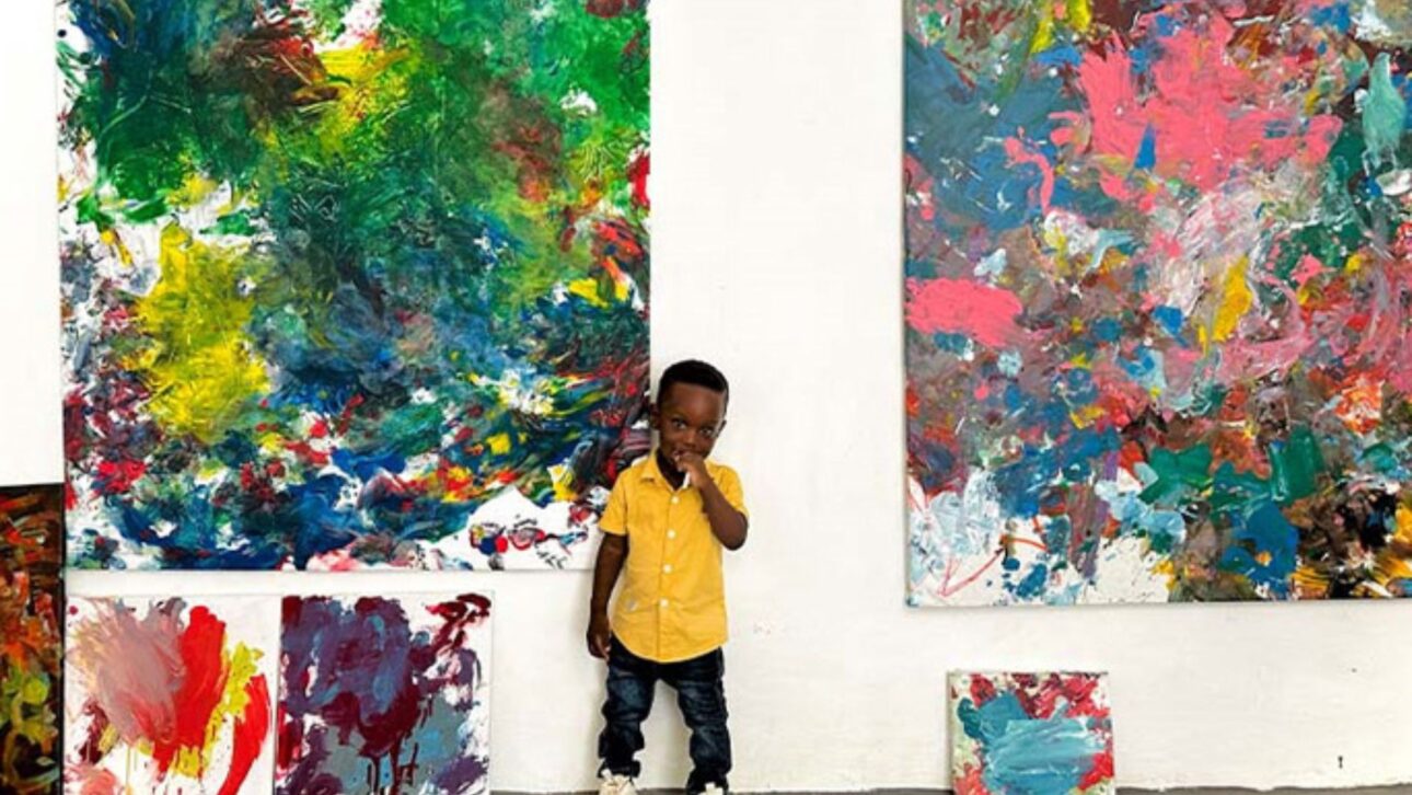 Bebê de Gana entra para o Guinness como artista mais jovem do mundo após vender 9 quadros em museu e gerar debate sobre exposição infantil.