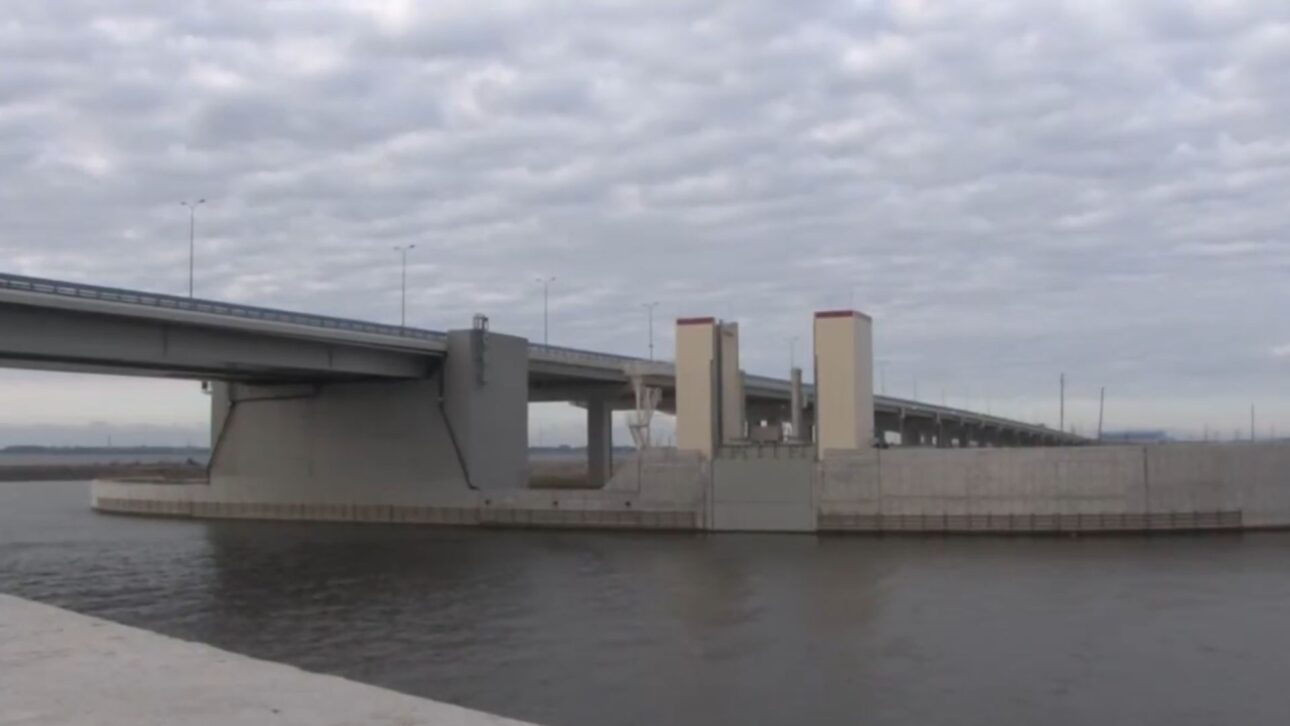 Barrera de 25 km cierra el Golfo de Finlandia y protege a San Petersburgo contra inundaciones con compuertas y túnel submarino.