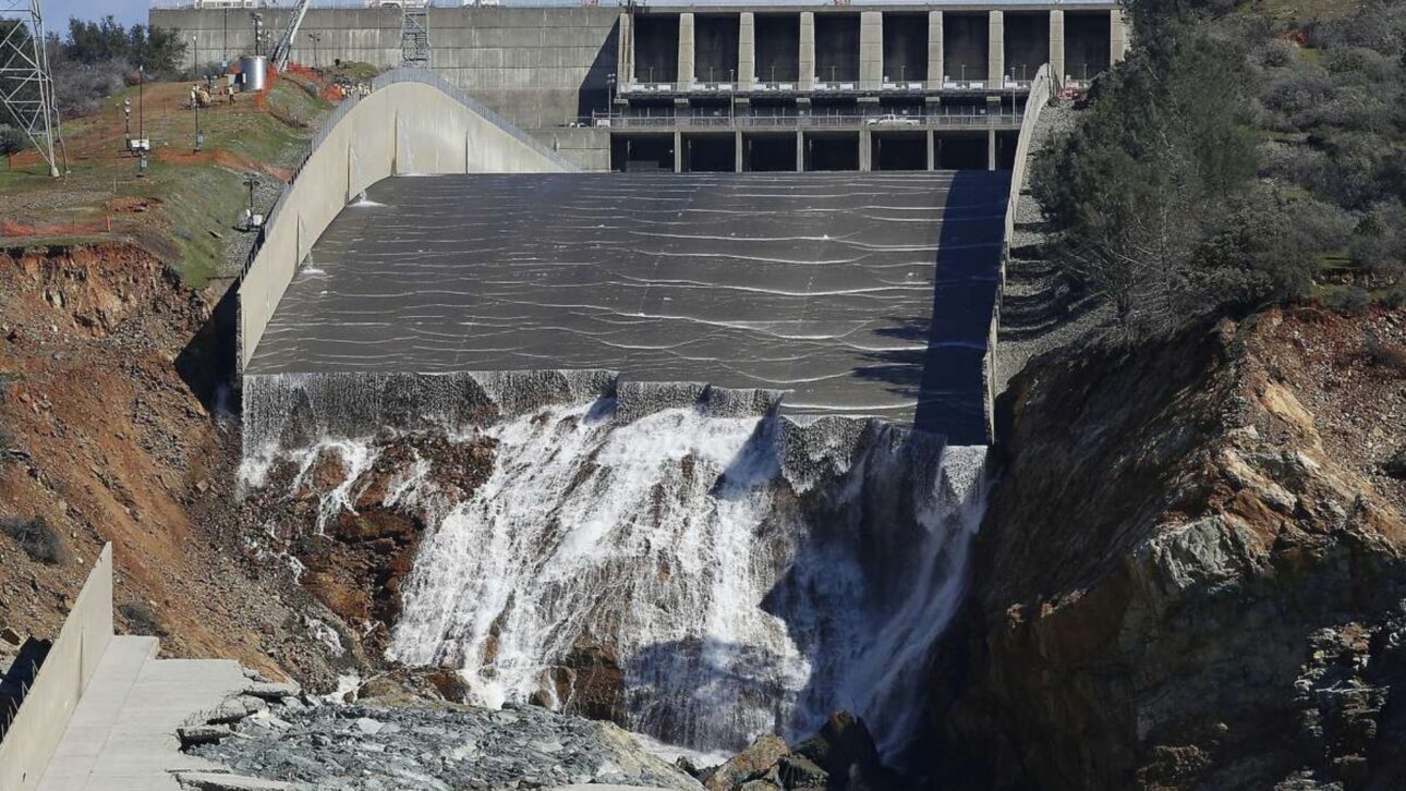Represa de Oroville: estructura de 770 pies con reservorio trilionario enfrentó colapso en 2017 y movilizó 600 trabajadores en la reconstrucción.
