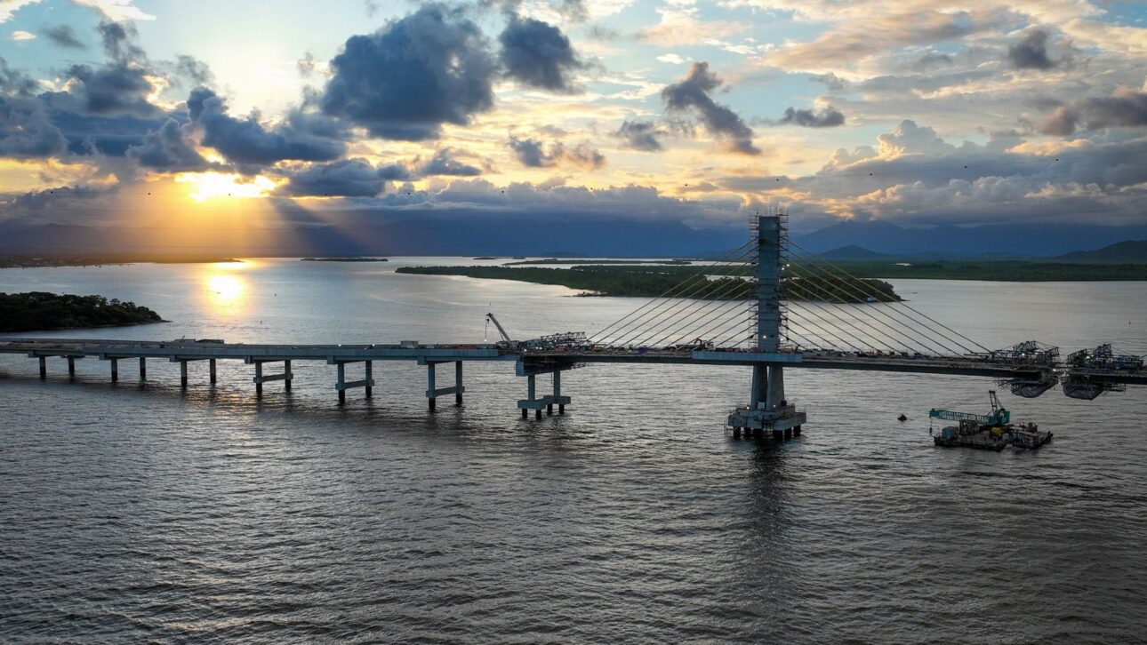 El Puente de Guaratuba alcanza 91% de las obras, con trozo estaiado casi concluido y entrega prevista para abril de 2026 en la costa de Paraná.
