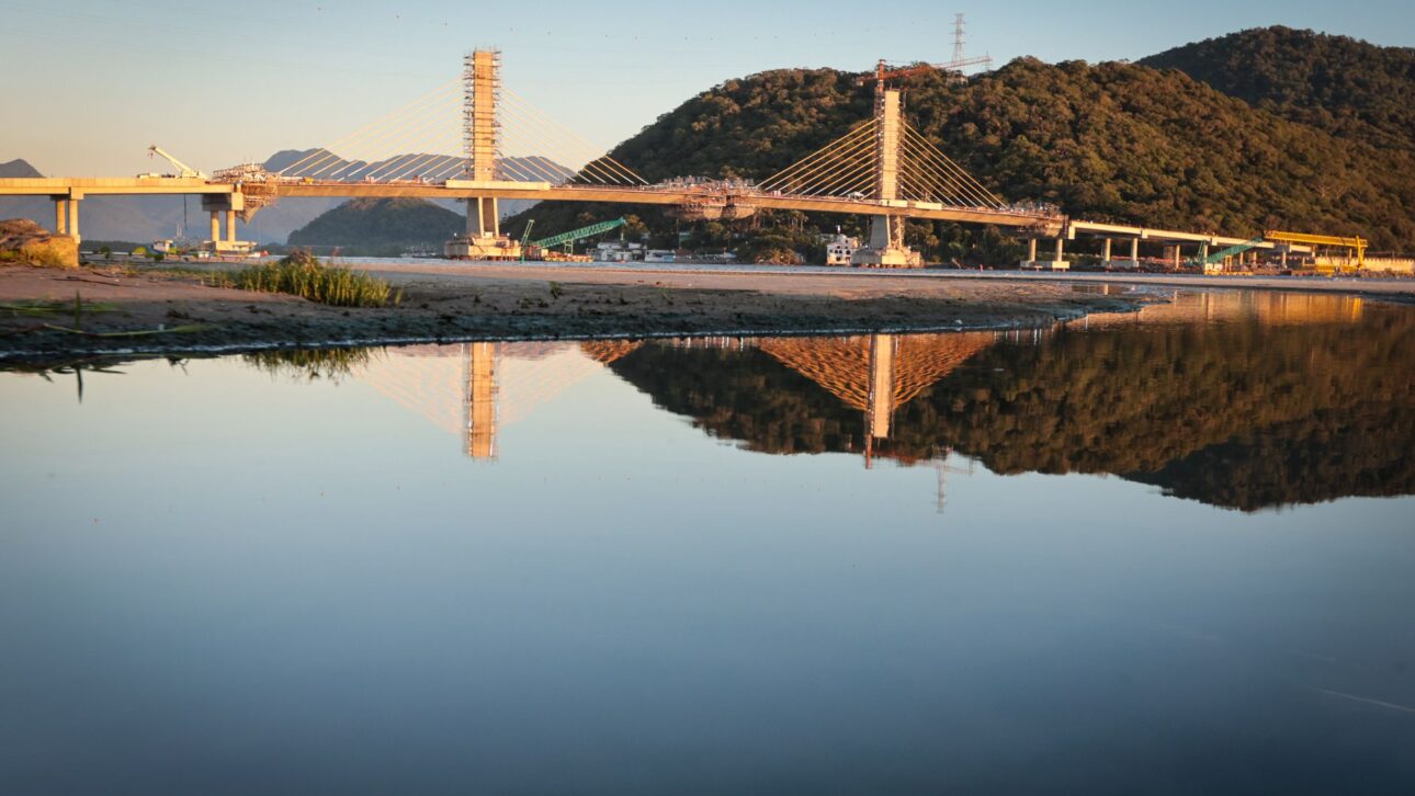 El Puente de Guaratuba alcanza 91% de las obras, con trozo estaiado casi concluido y entrega prevista para abril de 2026 en la costa de Paraná.