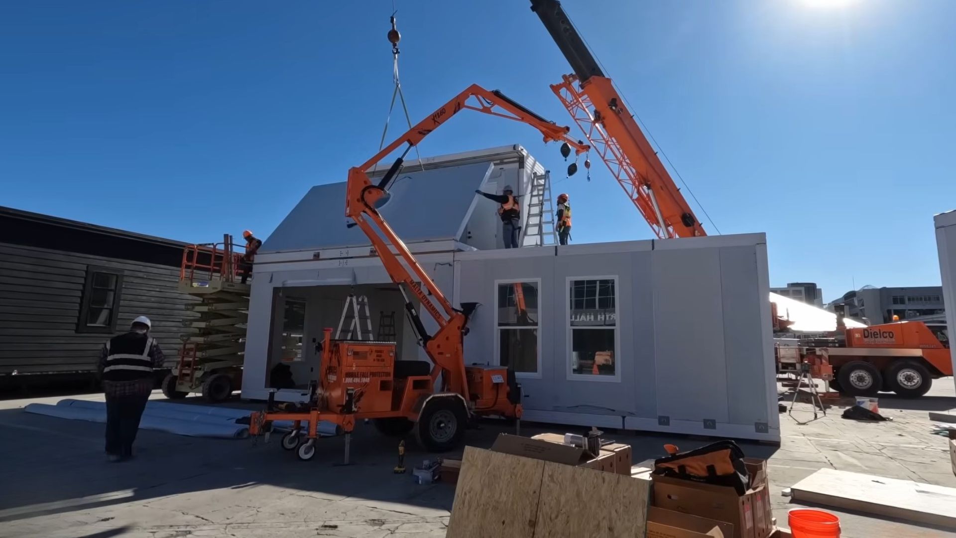 Casa da Tesla por menos de US$ 10 mil promete energia própria, 6 painéis solares e impacto no mercado imobiliário brasileiro.