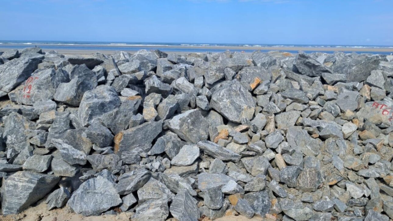 Governo de SP instala enrocamento de 200 metros na Barra do Una, em Peruíbe, para conter avanço do mar e proteger estrada e moradias.