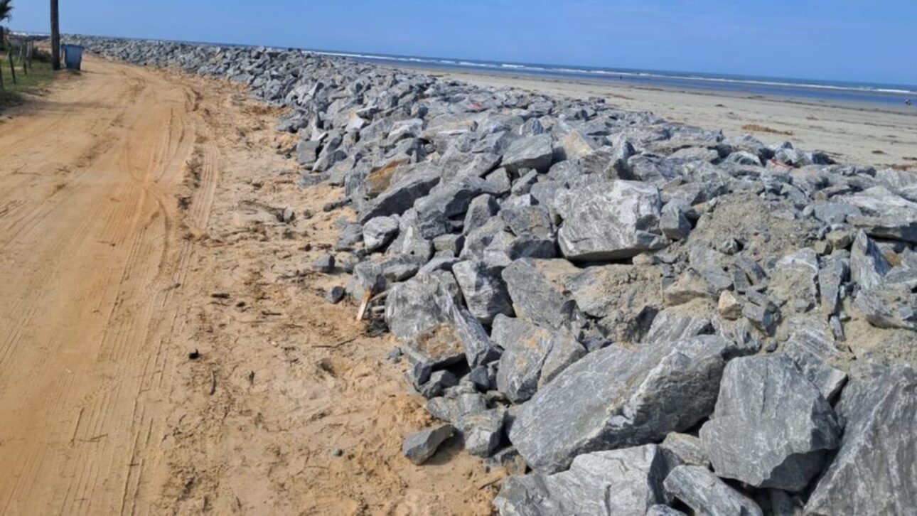 Governo de SP instala enrocamento de 200 metros na Barra do Una, em Peruíbe, para conter avanço do mar e proteger estrada e moradias.