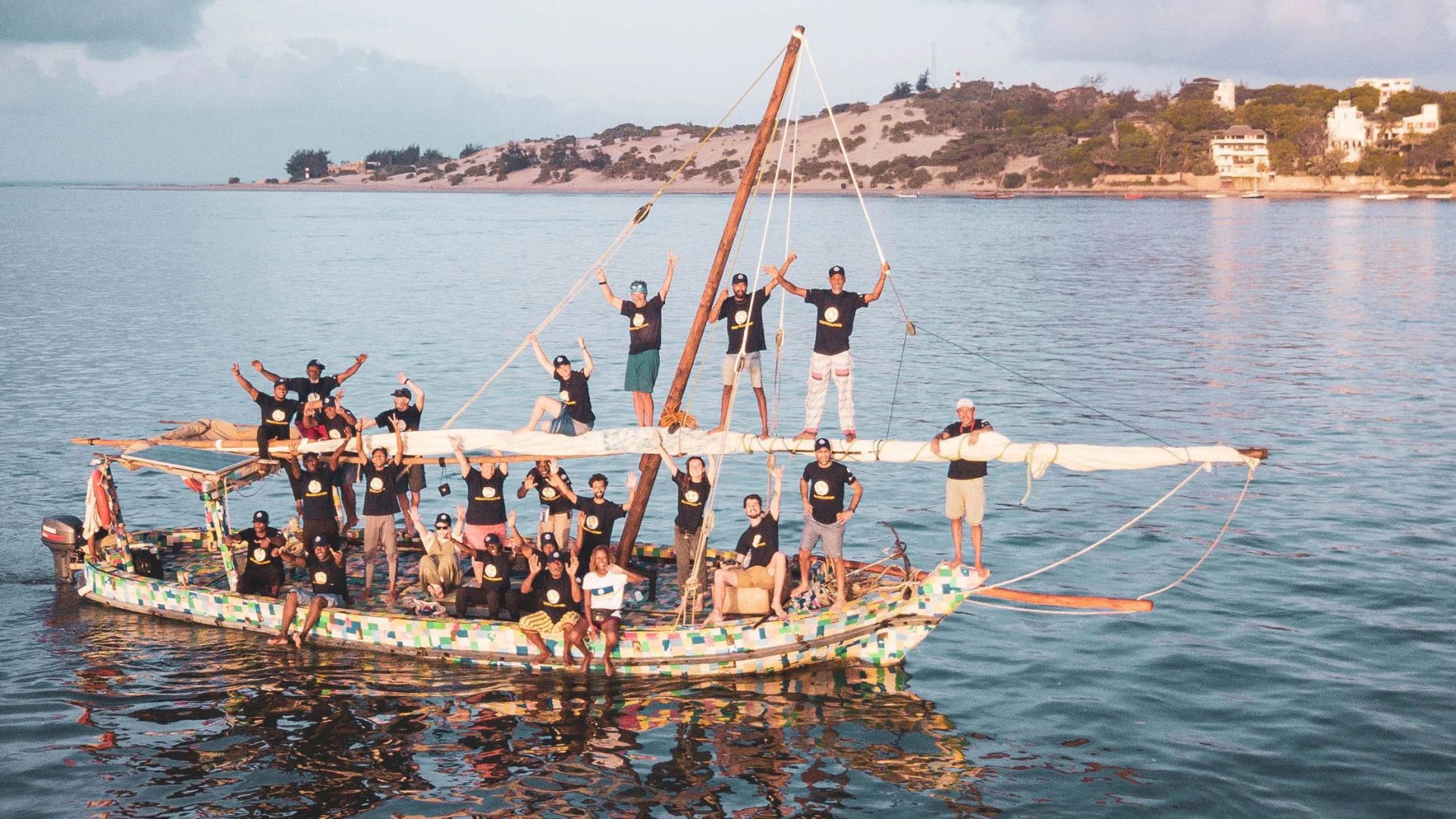 Barco feito com 10 toneladas de plástico reciclado navega no Índico e pressiona governos contra poluição marinha e descartáveis.
