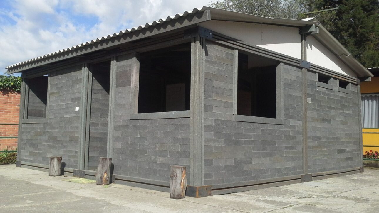 La Alcaldía de Porto Belo evalúa casas de plástico 100% reciclado con obra seca modular y promesa de entrega en hasta 14 días.