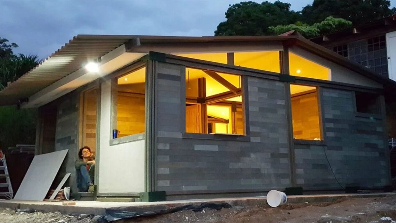 La Alcaldía de Porto Belo evalúa casas de plástico 100% reciclado con obra seca modular y promesa de entrega en hasta 14 días.