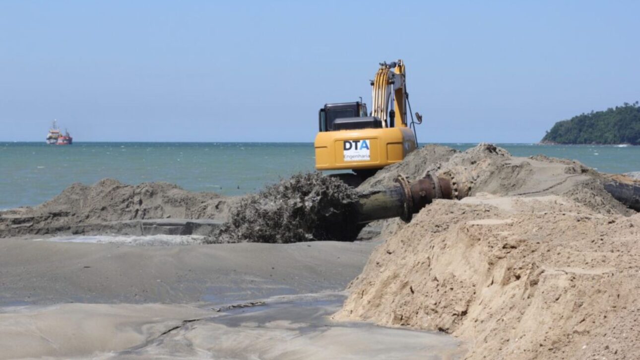 Balneário Piçarras invierte más de R$ 40 millones para ampliar la Playa Central con 379 mil m³ de arena y draga 24h en operación.