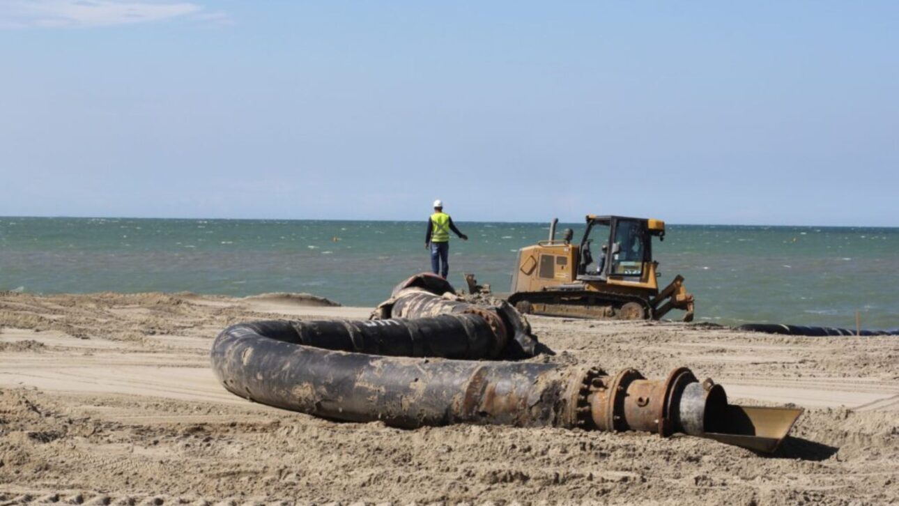 Balneário Piçarras invierte más de R$ 40 millones para ampliar la Playa Central con 379 mil m³ de arena y draga 24h en operación.