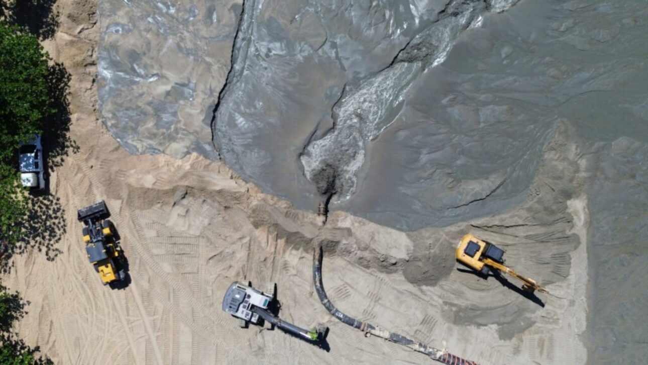 Balneário Piçarras invierte más de R$ 40 millones para ampliar la Playa Central con 379 mil m³ de arena y draga 24h en operación.