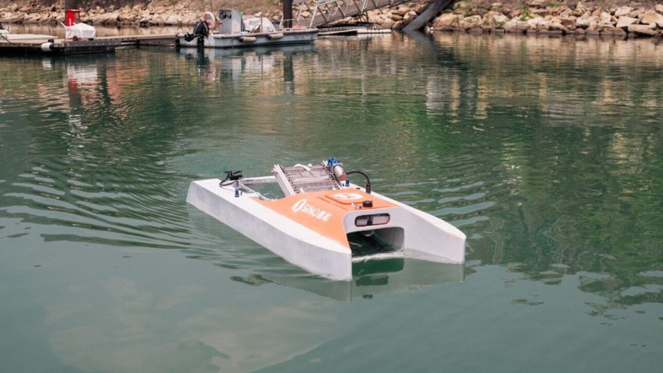 Barcos autónomos con inteligencia artificial recogen hasta 200 kg de basura por operación y ya han removido toneladas en ríos de India.