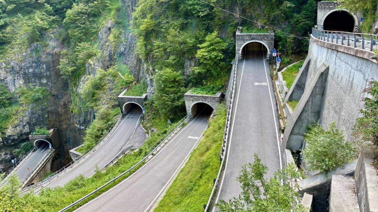 Estrada San Boldo foi construída em 100 dias na Primeira Guerra e desafia os Alpes com túneis em espiral e pista única controlada por semáforo.
