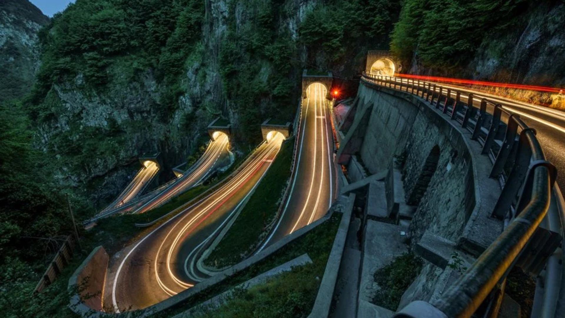 Estrada San Boldo foi construída em 100 dias na Primeira Guerra e desafia os Alpes com túneis em espiral e pista única controlada por semáforo.