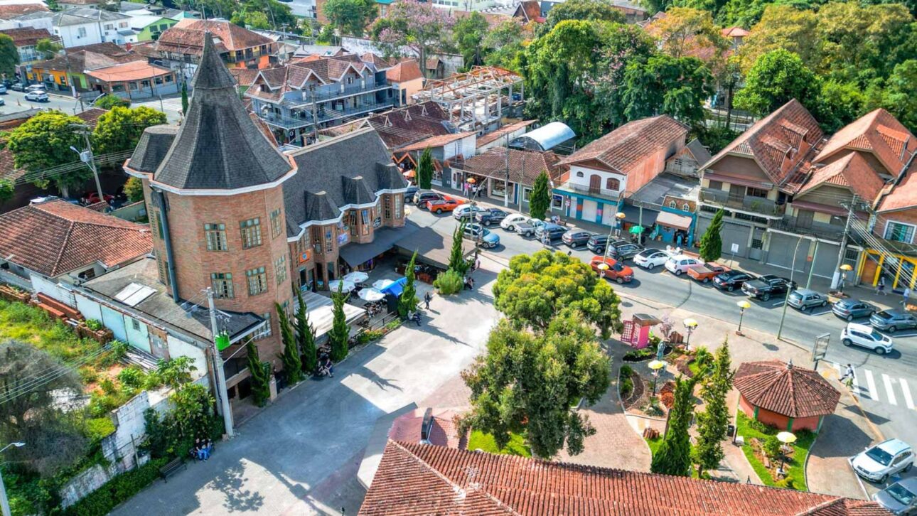 A 2 horas de SP, Santo Antônio do Pinhal tiene Pico Agudo a 1.700 m, capilla de 1836 y precios hasta un 40% menores que Campos do Jordão.