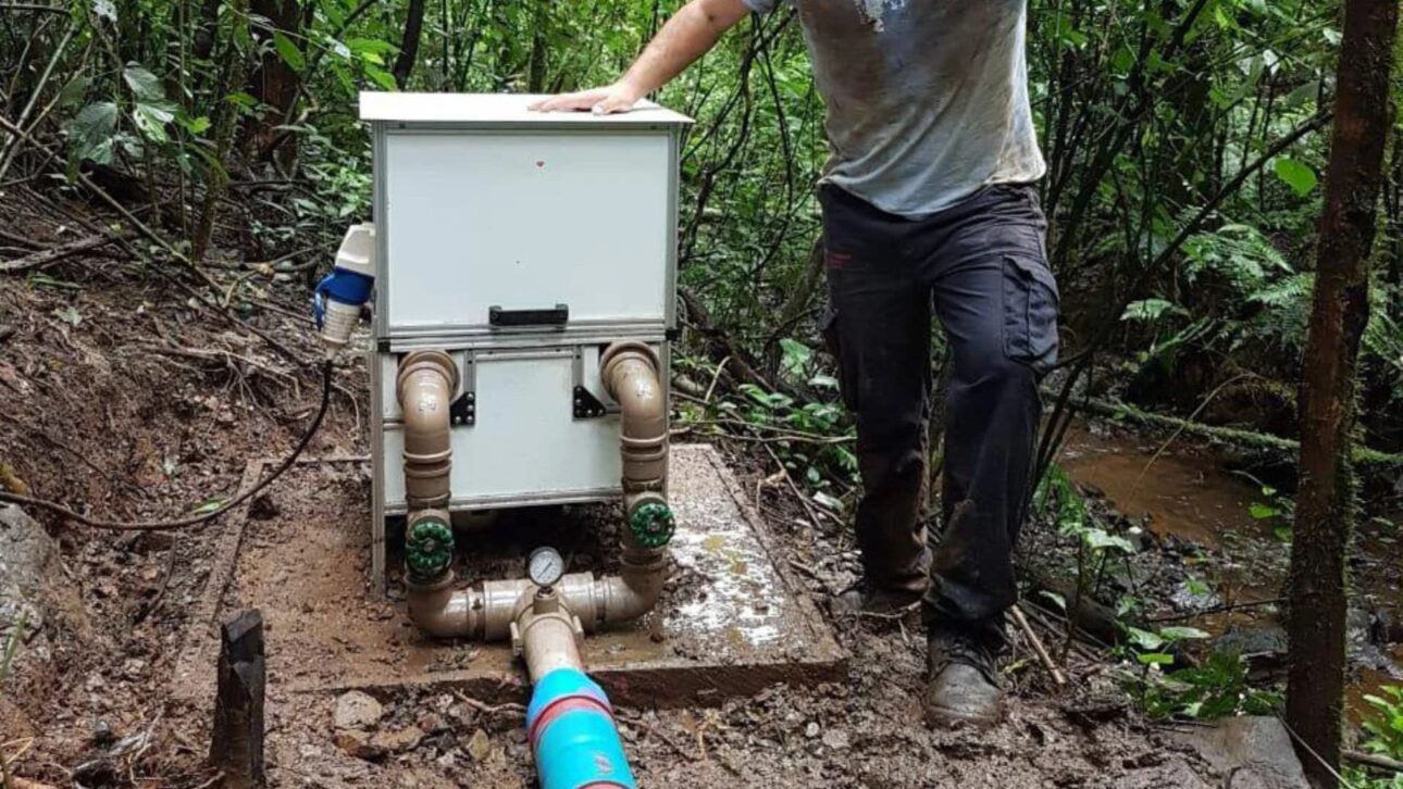 Micro-hidrelétricas comunitárias no Nepal usam vazão e desnível natural para levar energia limpa a vilas isoladas do Himalaia.
