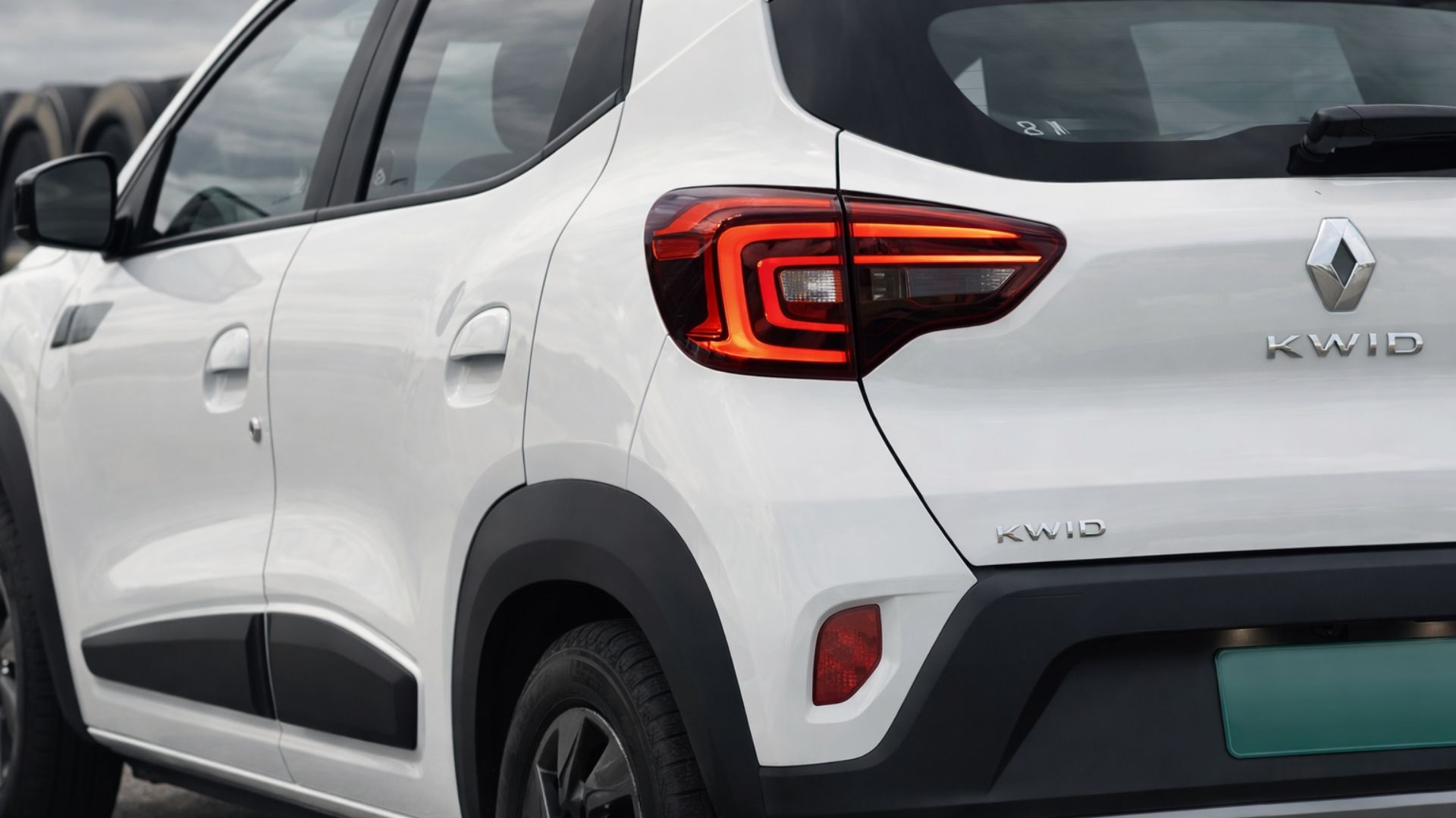 Renault Kwid 2027 terá antena tubarão inédita, nova central multimídia e interior renovado, mantendo motor 1.0 de 71 cv.v