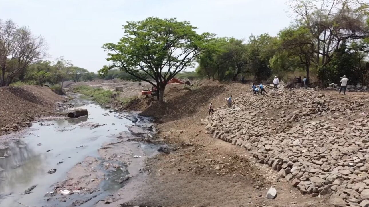 Operación en la India dragó 11 km del río Kham, eliminó 171 puntos de basura y desvió 5 millones de litros de aguas residuales por día.