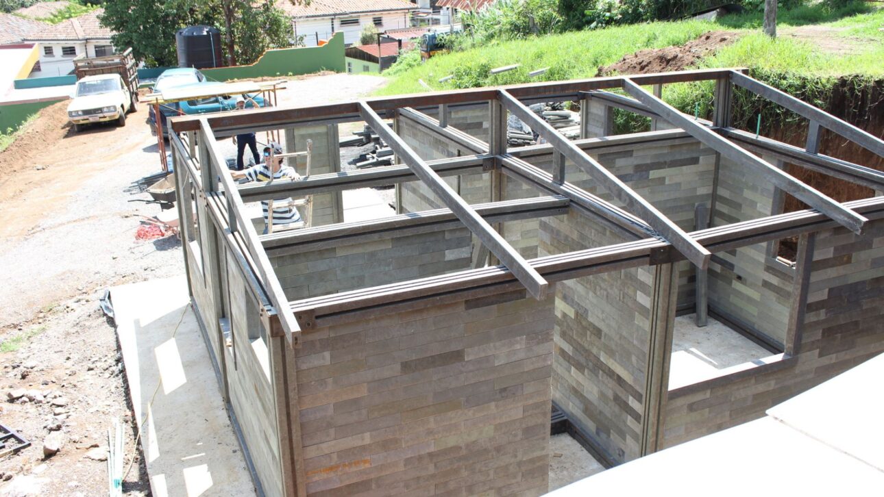 Casa de plástico en Alagoas usa 18 mil bloques reciclados y 9 toneladas de resíduos, promete obra seca en 30 días y menor emissão de CO₂.