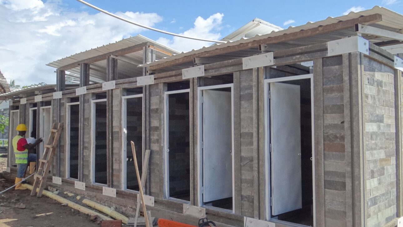 Casa de plástico en Alagoas usa 18 mil bloques reciclados y 9 toneladas de residuos, promete obra seca en 30 días y menor emisión de CO₂.