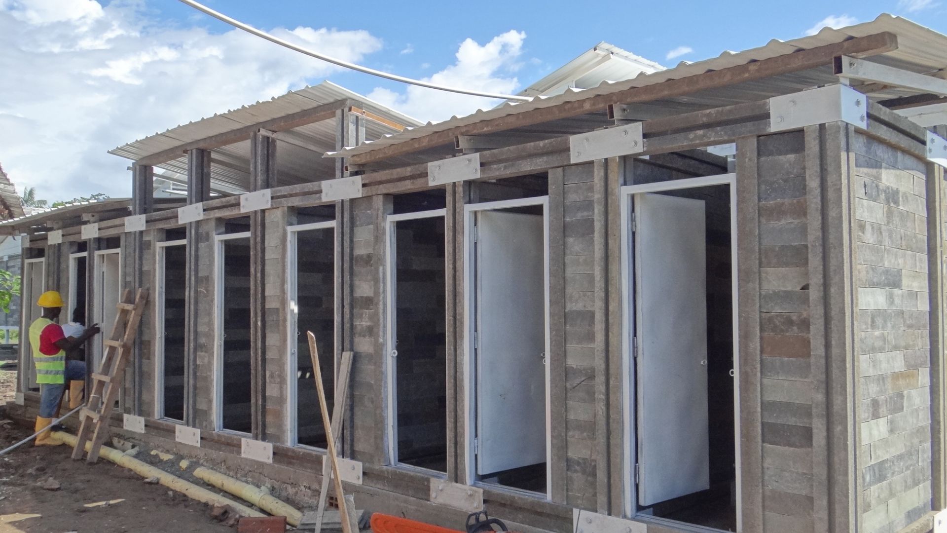 Casa de plástico em Alagoas usa 18 mil blocos reciclados e 9 toneladas de resíduos, promete obra seca em 30 dias e menor emissão de CO₂.