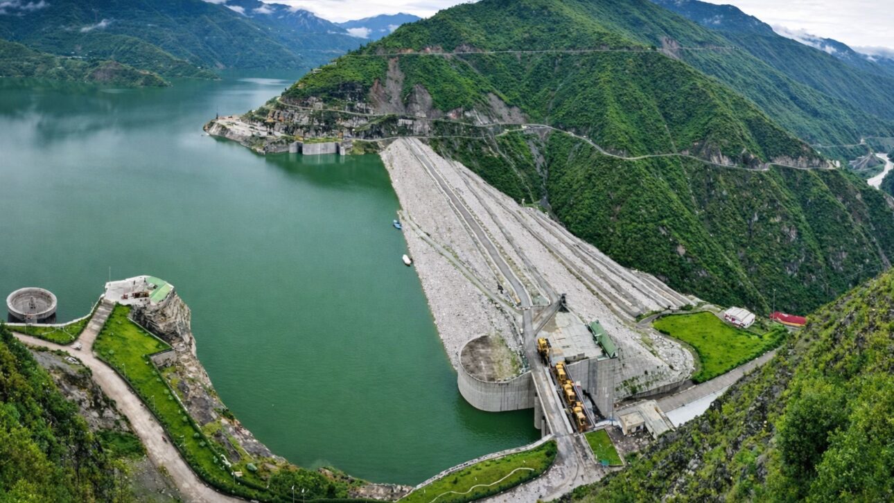 Represa de Tehri, en la India, alcanza 260,5 metros, genera 1.000 MW y controla río formador do Ganges em área sísmica estratégica.