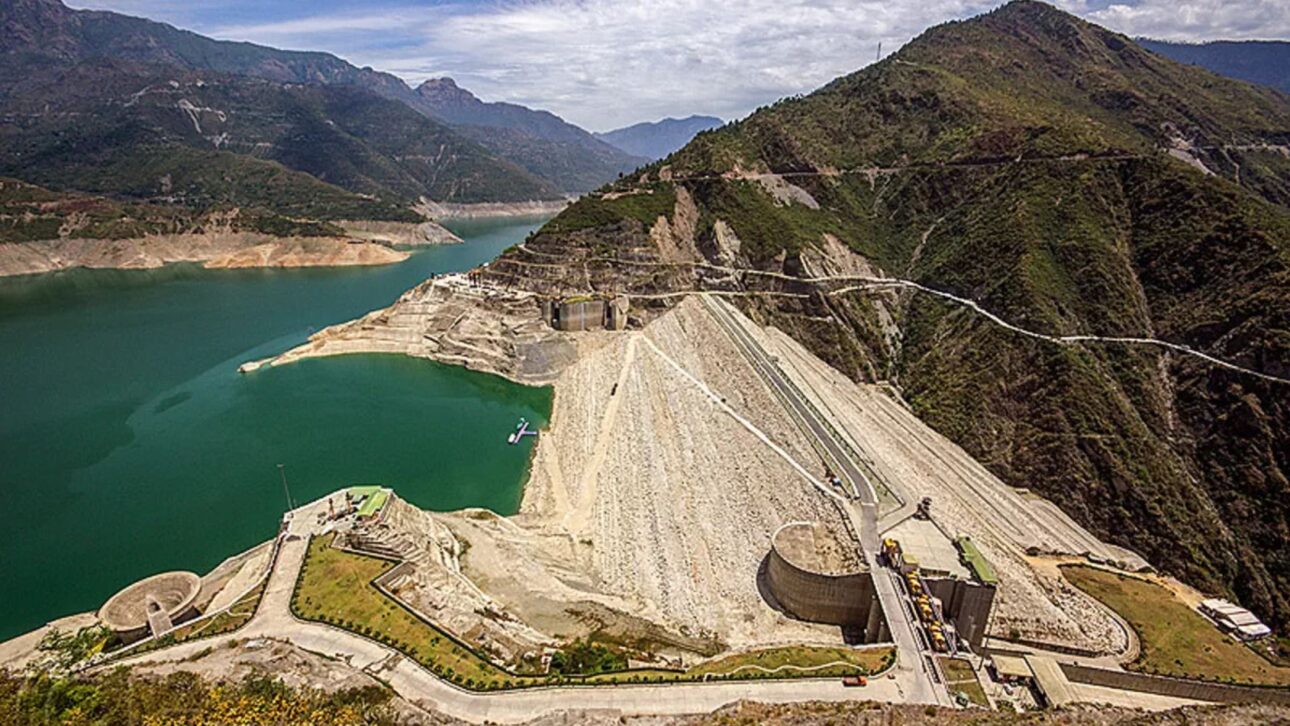 Represa de Tehri, en la India, alcanza 260,5 metros, genera 1.000 MW y controla río formador del Ganges en área sísmica estratégica.