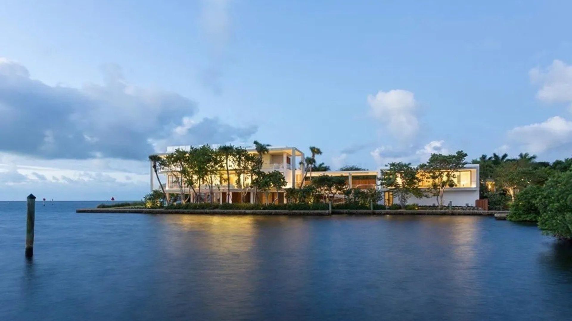 Larry Page compra duas mansões em Coconut Grove por US$ 173,4 milhões e amplia presença entre bilionários de Miami.