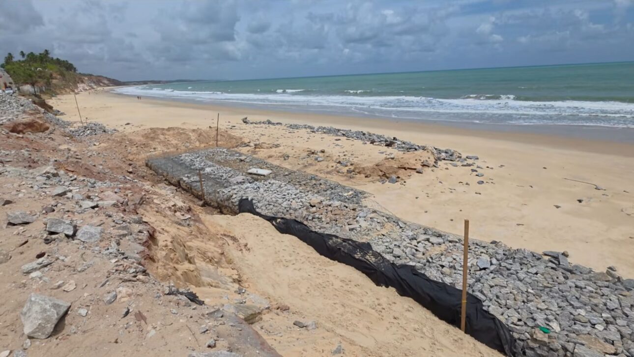 El Avance del Mar Hace que Baía da Traição Pierda 80 Metros de Litoral en 40 Años y Lleva a la Alcaldía a Construir un Muro de R$ 5 Millones para Proteger la PB-008 y Aldeas Indígenas.