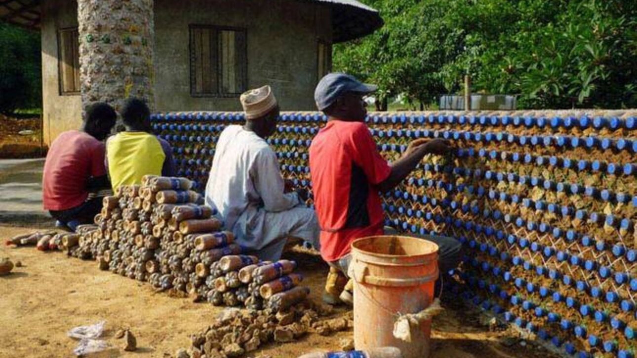 UFSC desarrolla Casa PET de 39 m² montada en 48 horas con paneles prefabricados y botellas en el núcleo estructural.