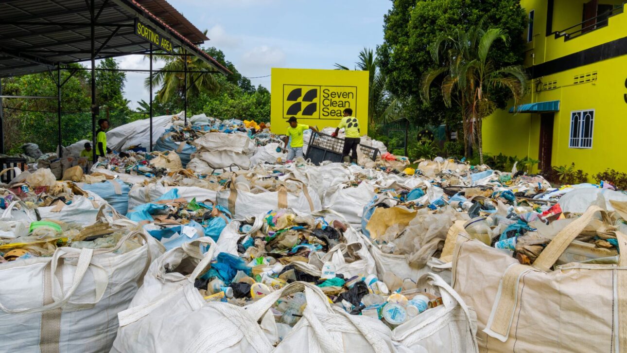 Embarcación OTTER intercepta plástico diariamente en Bali e integra recolección en el mar con triado de 47 residuos en tierra.