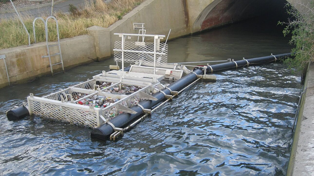 Estructura flotante sin motor usa la corriente para retener basura en ríos urbanos y ya recoge cerca de 13 toneladas de residuos por año en puntos estratégicos.