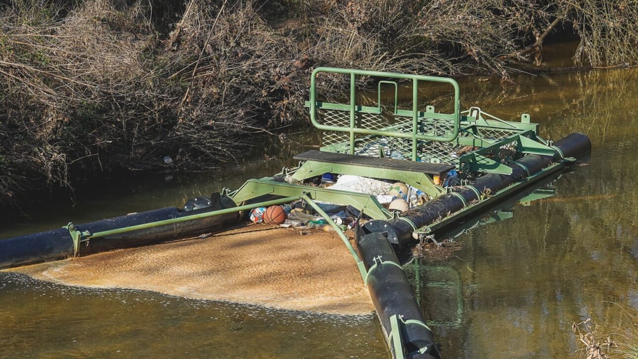 Estructura flotante sin motor usa la corriente para retener basura en ríos urbanos y ya recoge cerca de 13 toneladas de residuos por año en puntos estratégicos.