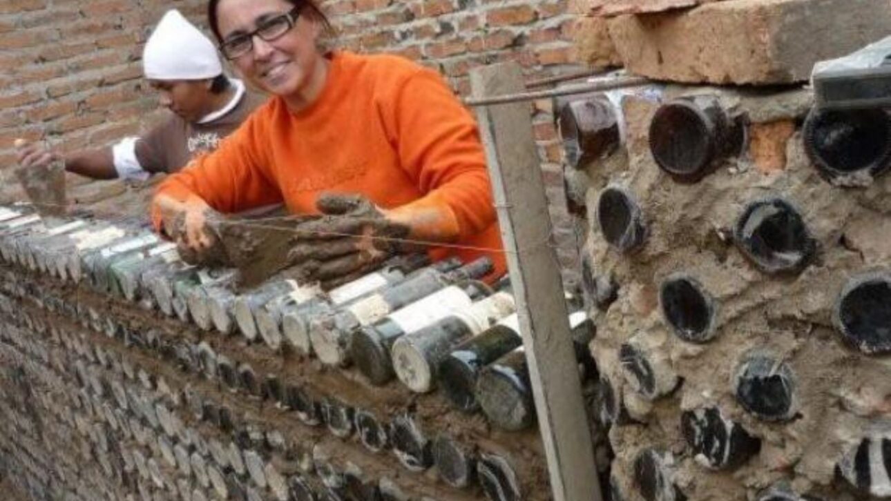 Proyecto Casas de Botellas transforma botellas PET en viviendas populares y ya ha construido más de 300 casas en América Latina.