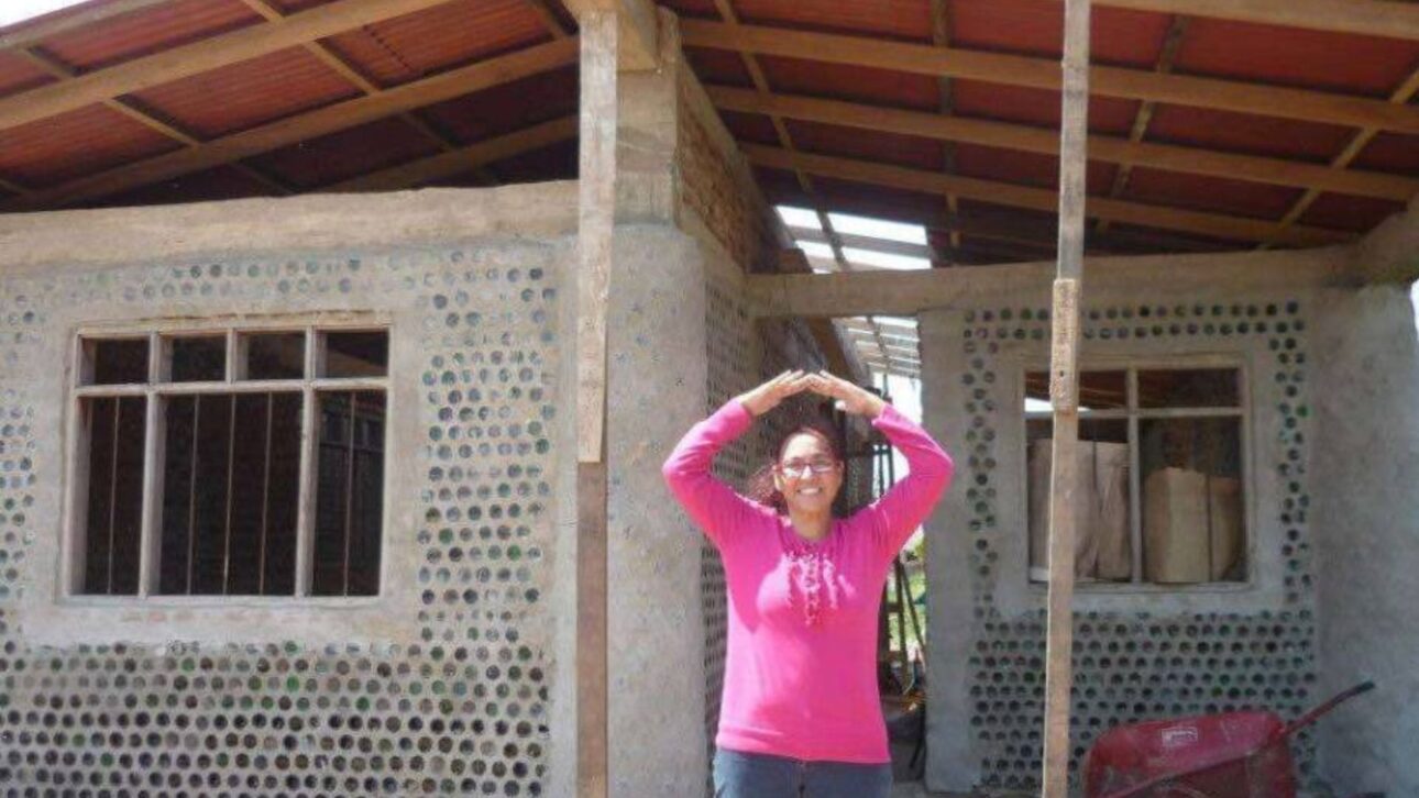 Proyecto Casas de Botellas transforma botellas PET en viviendas populares y ya ha construido más de 300 casas en América Latina.