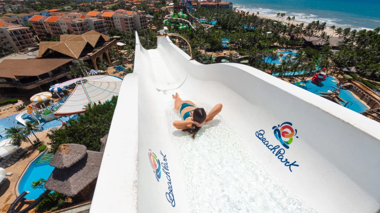 Beach Park, en Ceará, reúne más de 30 atracciones, tobogán de 41 m y montaña rusa acuática de 28 m y cuatro resorts integrados.